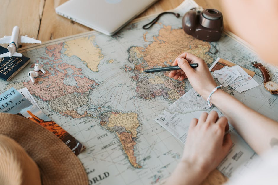 Mappa del mondo con accessori da viaggio: preparazione al Concorso PNRR3 con EdiSES e strategia di studio efficace