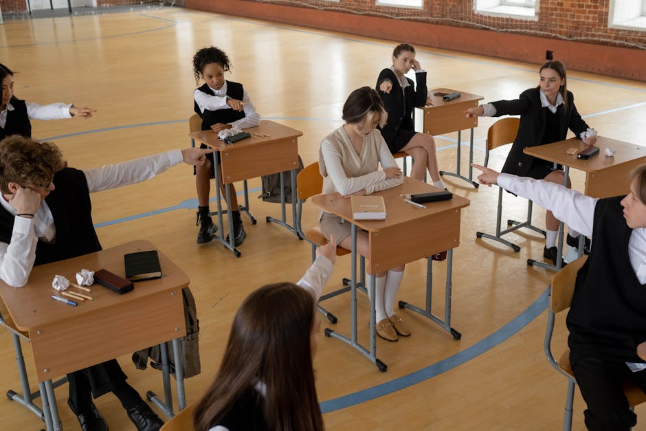 Studenti in classe si puntano il dito: metafora di conflitti e ansia nel sistema scolastico italiano, intervista a Salvo Noè.