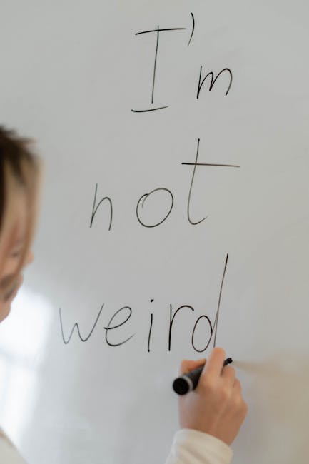 Lavagna con scritta 'I'm not weird', metafora per stili di apprendimento unici e didattica differenziata che valorizza ogni studente.