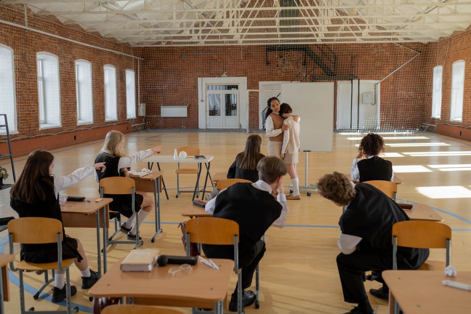 Educazione emotiva nelle scuole: il teatro come metodo di intervento diretto per l'inclusione