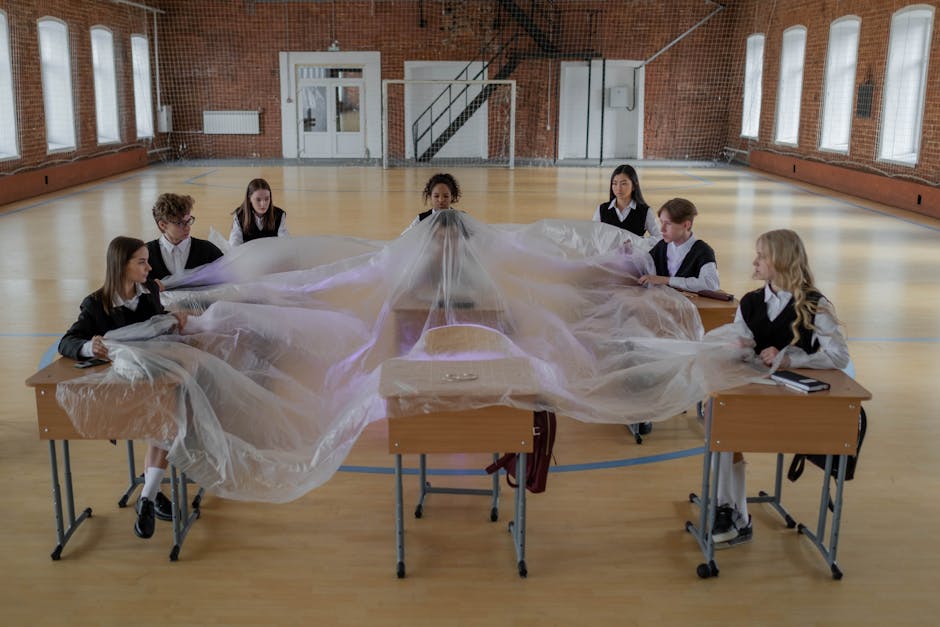 Studenti in aula durante benedizione: alcuni si coprono le orecchie per protesta, rischio sanzioni disciplinari a scuola