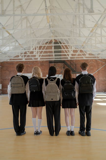 Studenti delle scuole secondarie con zaini, supporto emotivo e intelligenza artificiale per il benessere scolastico e la crescita personale.