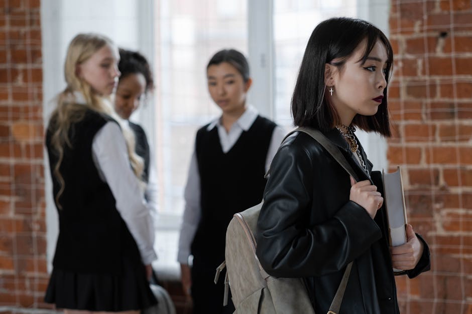 Studentessa pensierosa con libro e zaino in ambiente scolastico: focus sul benessere emotivo e apprendimento autentico