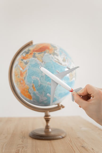 Globo terrestre con aeroplano giocattolo: metafora del futuro dell'istruzione con droni nelle scuole, progettazione e pilotaggio responsabile.