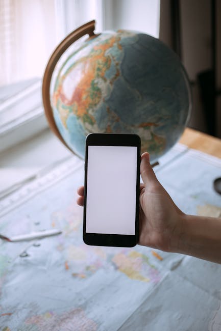 Valutazione adattativa: smartphone su mappa del mondo e globo, pianificazione personalizzata del percorso formativo e apprendimento continuo.