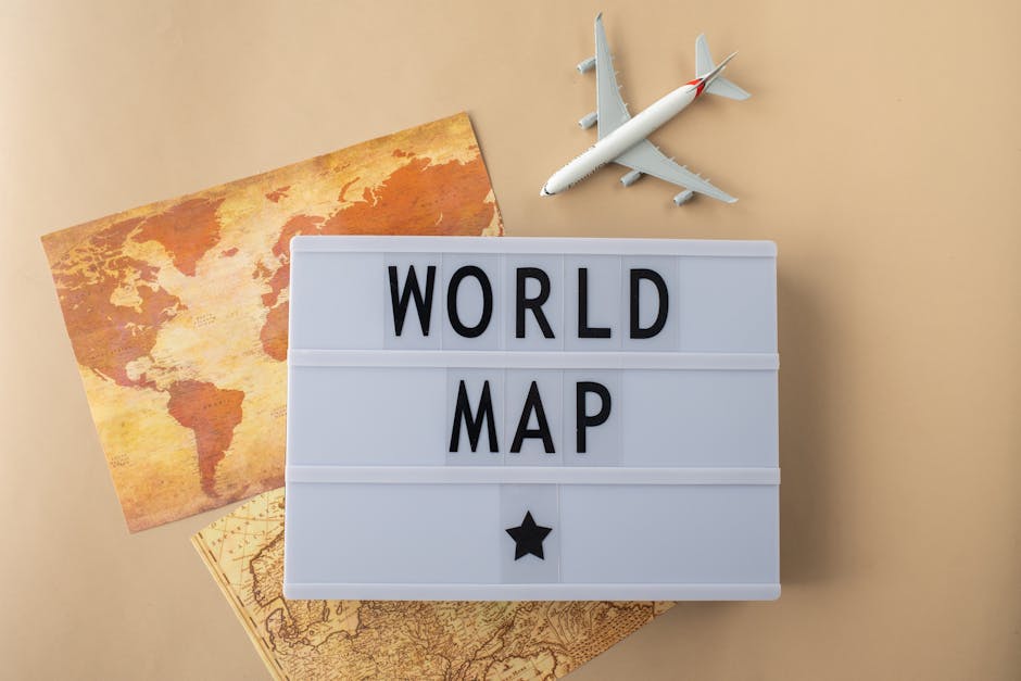 Mappa del mondo vintage con aereo giocattolo, ispirazione per laboratori di teatro sulla creatività e l'immaginazione del viaggio.