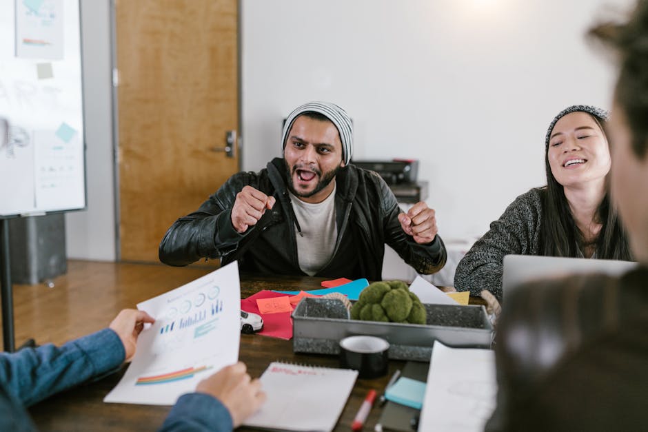 Team esulta per il raggiungimento di obiettivi straordinari durante una riunione di goal setting con approcci differenti e innovativi.