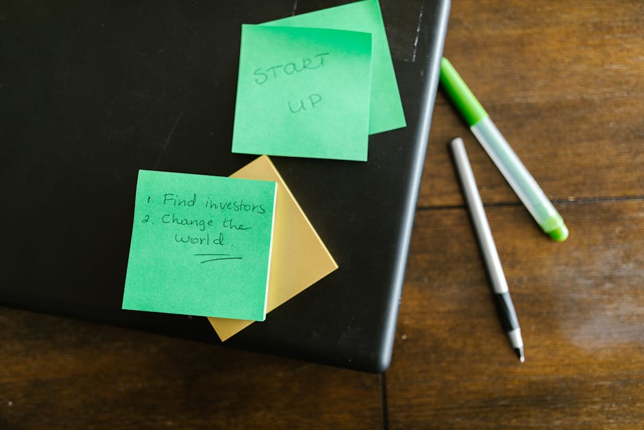 Note adesive con idee per startup e ricerca investitori, concetti chiave per il private equity e strategie di investimento.
