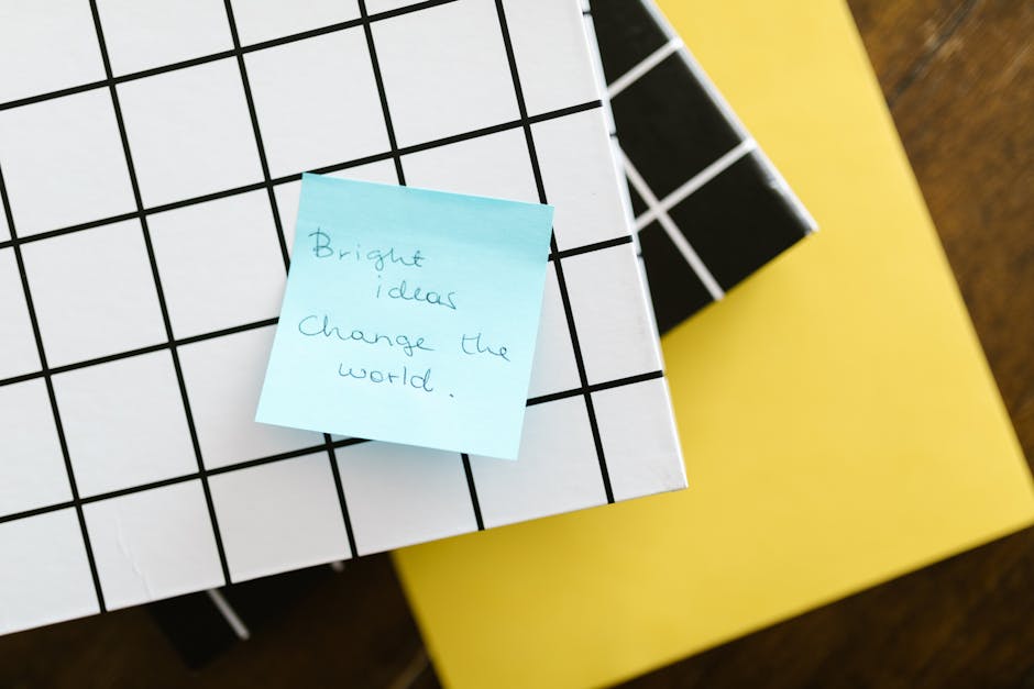 Post-it con la scritta Bright Ideas Change the World su scatola a griglia, metafora per nuove regole Fondo Scuola Espero e cambio compartimento