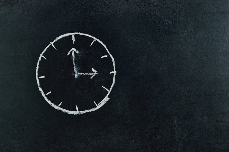 Orologio disegnato a gesso su lavagna nera che indica l'ora, simbolo di gestione del tempo e strategie per ottimizzare le giornate.