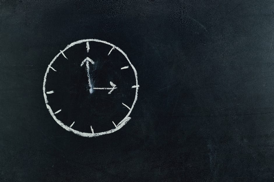 Il paradosso del tempo libero: più ore ma meno giorni festivi e cresce l’insoddisfazione tra docenti e personale