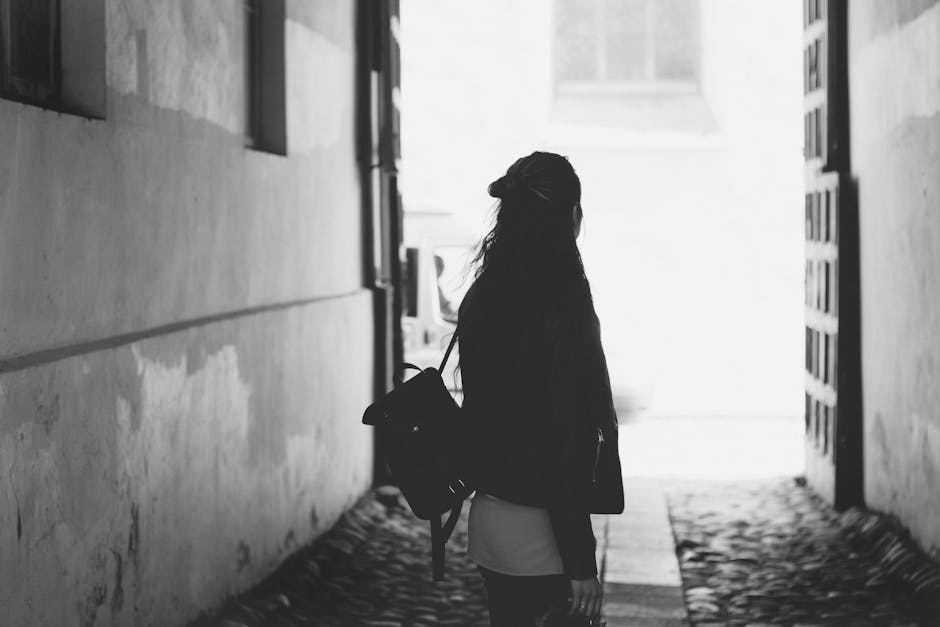Ragazza con zaino in vicolo medievale: un viaggio nella storia e nelle leggende del Medioevo, tra eroi e racconti epici.
