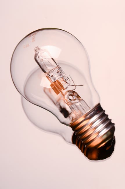 Lampadina a incandescenza che illustra il calcolo di Ampere e Watt per la trasformazione dell'energia elettrica in modo semplice.