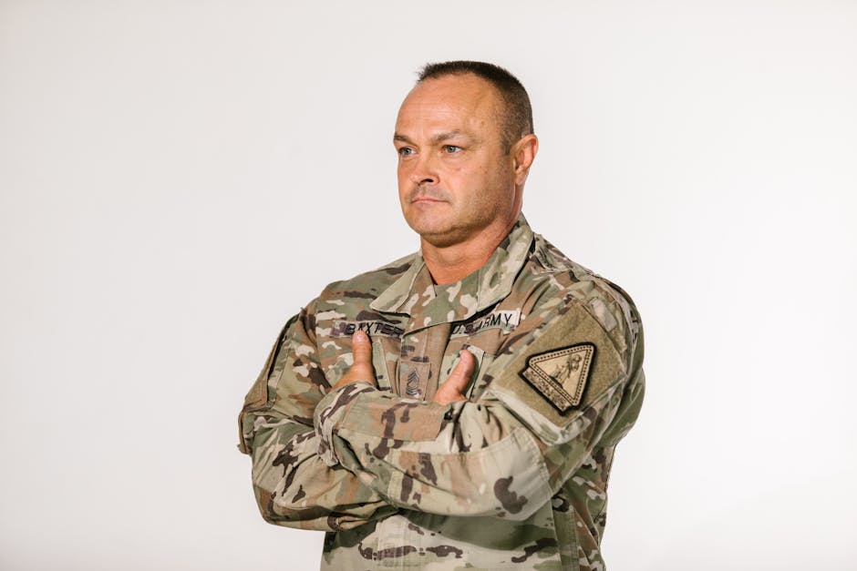 Ritratto di una soldatessa determinata in uniforme, simbolo di unicità e forza nell'esercito, esempio di valorosa guerriera.