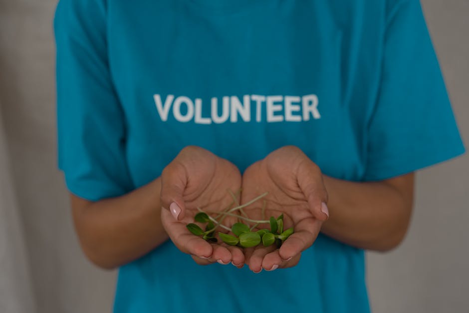 Volontaria con piantine nelle mani simbolo di crescita e impegno sociale per un futuro sostenibile e responsabile