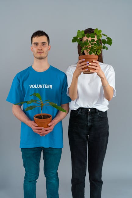 Volontariato ambientale: uomo e donna con piante in vaso, impegno per un futuro green e sostenibile. Attività di sensibilizzazione.
