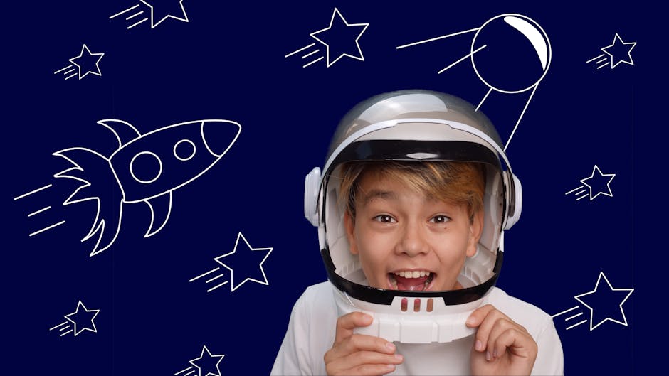 Bambino con casco da astronauta su sfondo blu con disegni di stelle, razzi e satellite per schede didattiche sulla biodiversità.