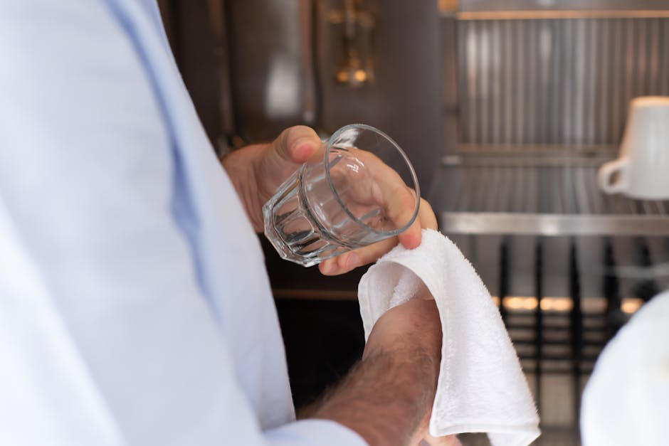 Misurazione liquidi: bicchiere asciugato con panno per conversione ml in grammi, guida pratica e precisa per ricette e dosaggi.