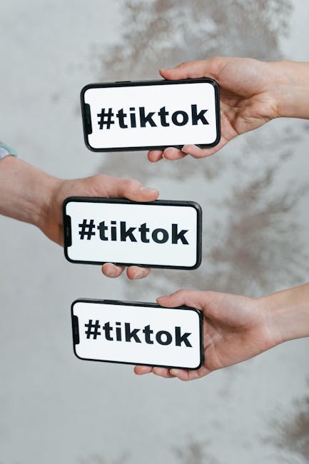 Tre smartphone mostrano la scritta TikTok: riflettiamo sull'uso dei social e il benessere digitale per un approccio più equilibrato.