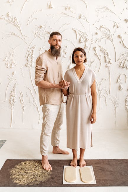 Coppia che pratica benessere olistico insieme, tenendosi per mano su tappetino yoga, simbolo di salute e felicità condivisa