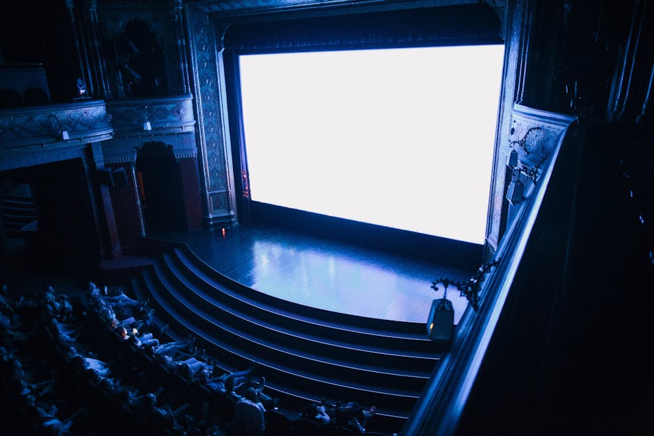 Spettatori in sala cinematografica pronti per la proiezione di Zvanì, film su Giovanni Pascoli dal 2 ottobre. Atmosfera suggestiva e coinvolgente.