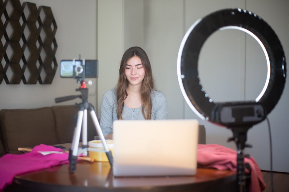 Influencer gira un video a scuola, sanzione del Garante privacy per un istituto: l'importanza del consenso specifico sui social