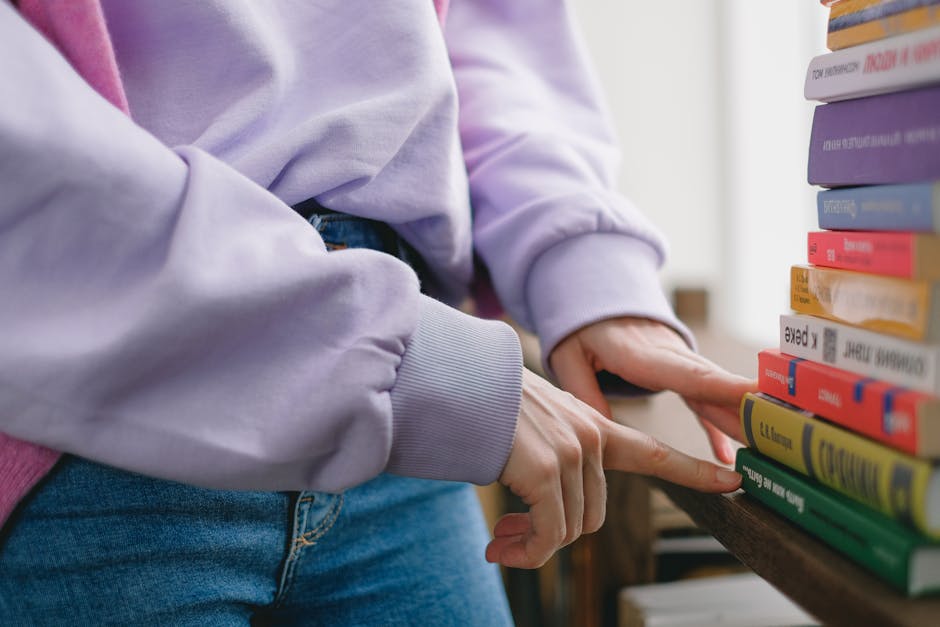 Libri e studio per l'Accademia della Guardia di Finanza: preparazione e impegno per un futuro di successo nel corpo.