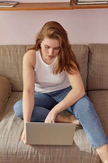 Formule del cerchio: calcoli pratici con il laptop Donna che usa il laptop sul divano per calcolare le formule del cerchio, applicazione pratica quotidiana, apprendimento online.