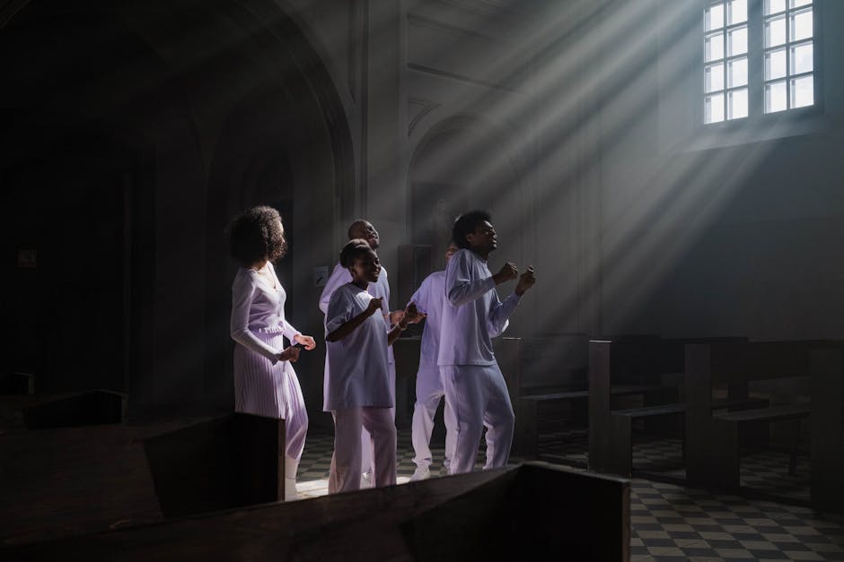 Gruppo di persone in abiti bianchi in chiesa, esempio di valutazione inclusiva delle competenze musicali pratiche.