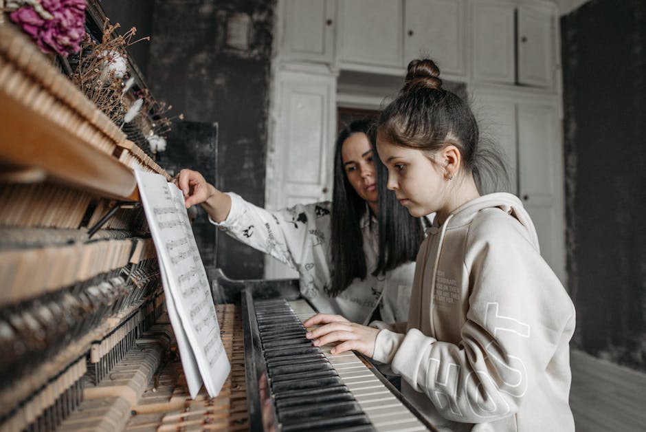 Insegnamento innovativo: giovane studentessa impara a suonare il piano con l'aiuto dell'insegnante, promuovendo un apprendimento trasformativo.