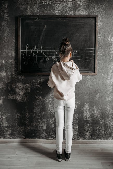Ragazza scrive note musicali su lavagna, apprendimento musicale a scuola per un futuro creativo e stimolante.