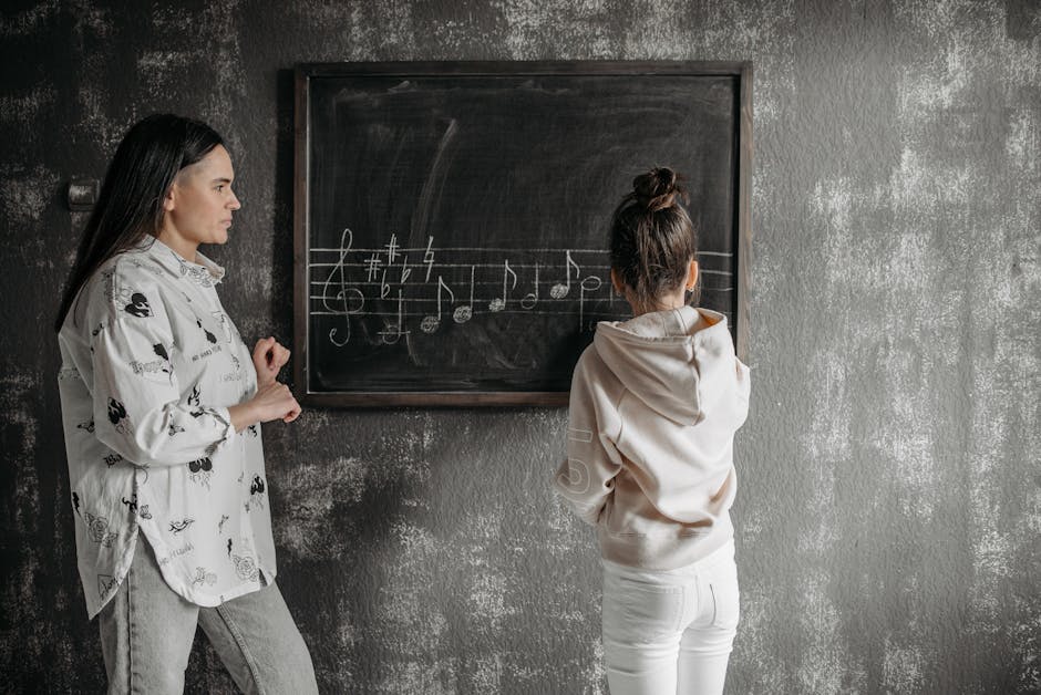 Insegnante e studentessa di fronte a una lavagna con pentagramma, simbolo dell'importanza dell'educazione musicale anche durante l'estate.