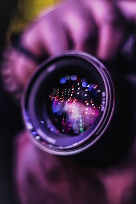 Obiettivo fotografico viola che riflette luci colorate, immagine e controimmagine nel contesto visivo contemporaneo