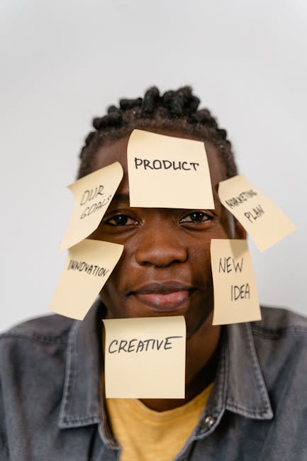Studente sommerso da post-it con idee: gestione del comportamento in classe e strategie per la concentrazione e l'organizzazione.