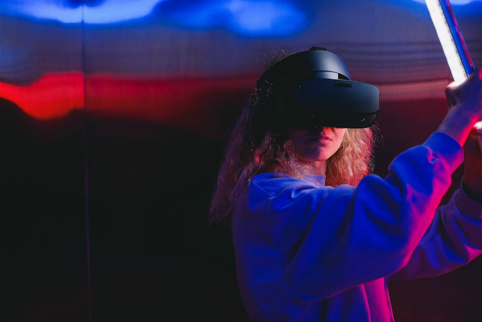 Ragazza con visore VR in laboratorio di realtà virtuale esplora nuove frontiere di innovazione e creatività immersiva
