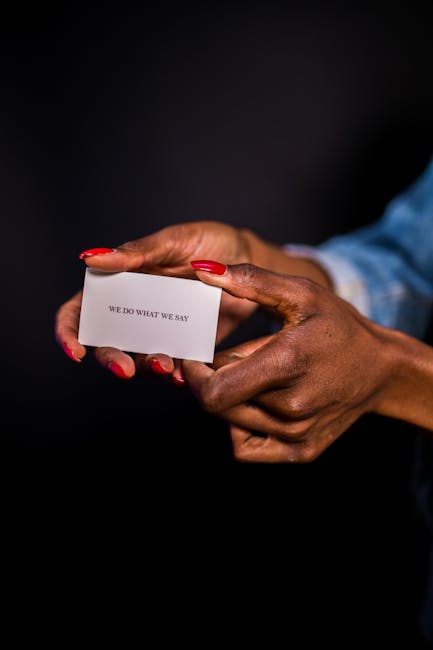 Mani che mostrano una carta con la scritta 'We do what we say', promemoria per il Ministero sull'impegno per la Carta del Docente.