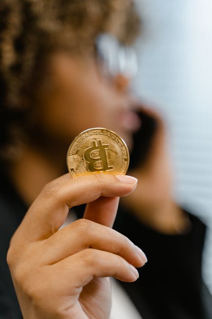 Donna al telefono con Bitcoin in mano: opportunità di investimento e corsi online per il futuro finanziario