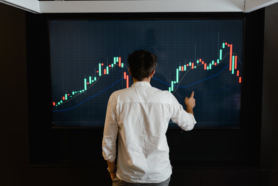 Analisi tecnica di criptovalute: investitore esamina grafico a candele per strategie di trading intelligenti e redditizie
