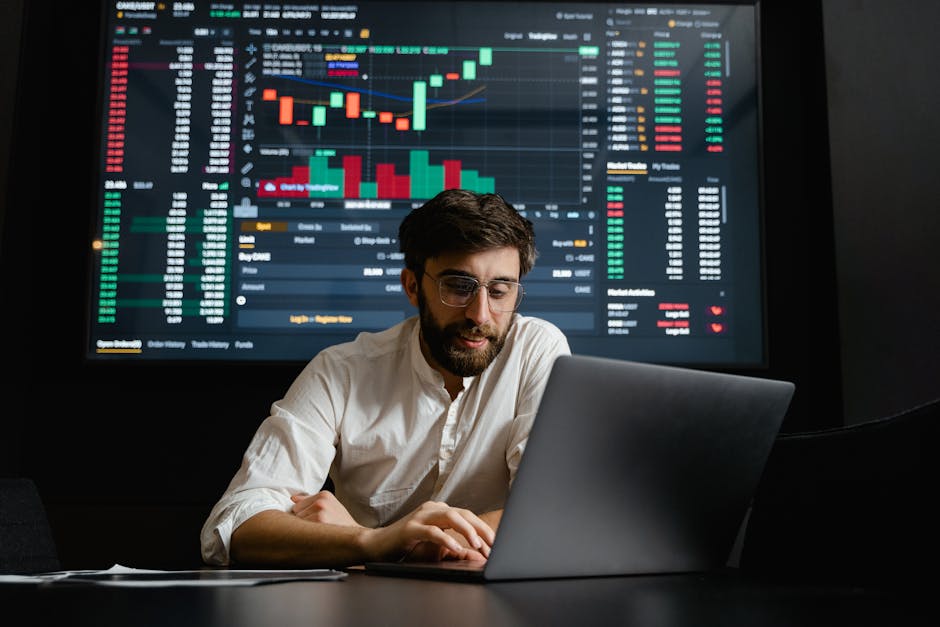 Uomo che analizza grafici finanziari al computer per un cambiamento di base duraturo nelle strategie di investimento.
