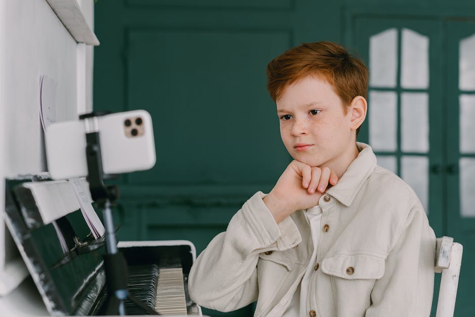 Studente pensieroso al pianoforte durante lezione online, assessment formativo per un apprendimento personalizzato ed efficace.