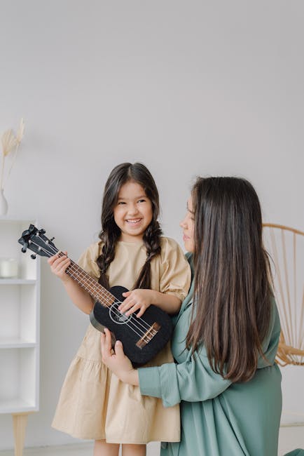 Alunna di Niscemi suona l'ukulele con l'insegnante che l'ha ospitata dopo la frana, un gesto di solidarietà e speranza.