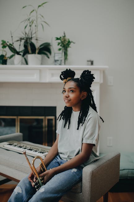 Ragazza sorridente con tromba: approccio personalizzato allo sviluppo musicale dei bambini e importanza dell'educazione musicale