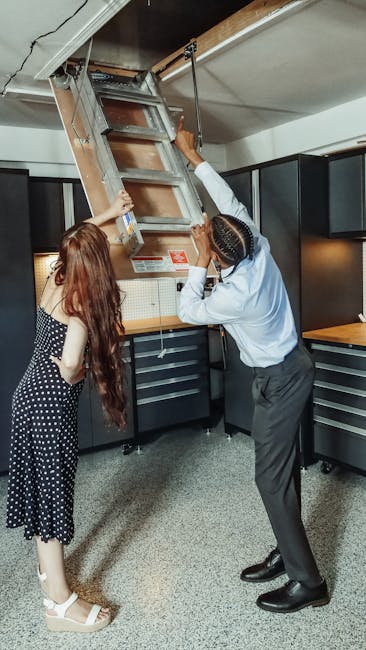 Uomini e donne che usano una scala per accedere a uno spazio sopraelevato, metafora per le congiunzioni 'alle' che collegano frasi.