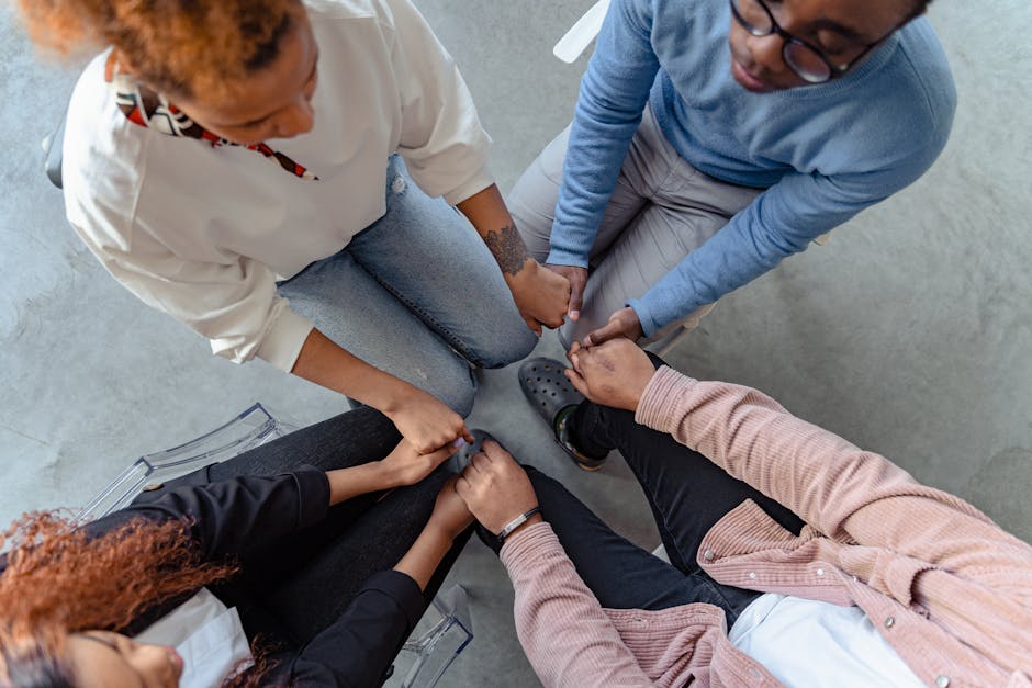 Cerchio di persone che si tengono per mano, metafora di unità e comprensione, legame con l'approfondimento necessario in matematica.