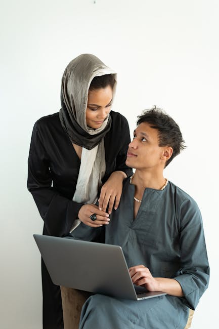 Insegnanti che collaborano online su laptop, formazione continua per docenti e sviluppo professionale nel mondo educativo.
