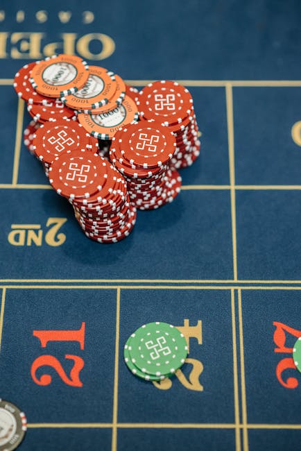 Fiches da gioco colorate su tavolo verde, simbolo di rischio e potenziale nel segmento adiacente del mercato, strategie vincenti