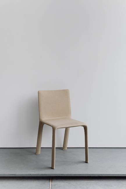 Sedia beige minimalista per piccoli spazi, design compatto e funzionale per arredare 10 metri quadrati con stile e comfort.