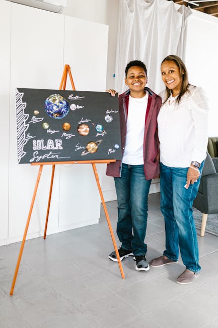 Ragazzo e donna sorridenti con cartellone sistema solare: apprendimento e famiglia per il futuro dei figli