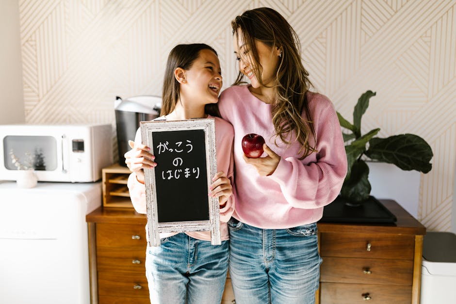 Madre e figlia sorridenti con lavagna 'Inizio scuola' e mela rossa, supporto ai dirigenti scolastici per il nuovo anno.