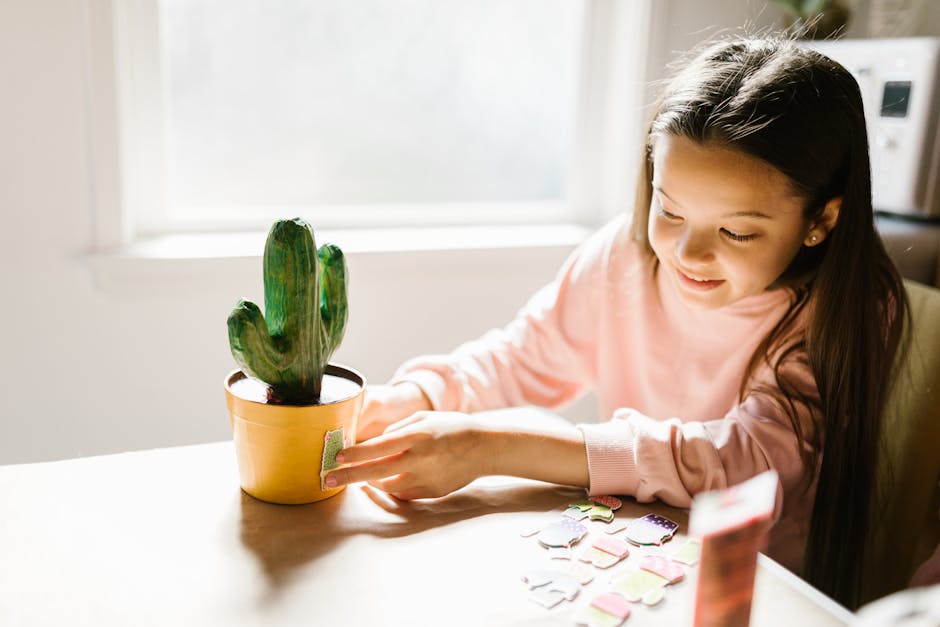 Bambina decora un cactus finto in vaso giallo, metafora di un ambiente scolastico percepito come ostile e bisognoso di abbellimento nonostante le difficoltà.